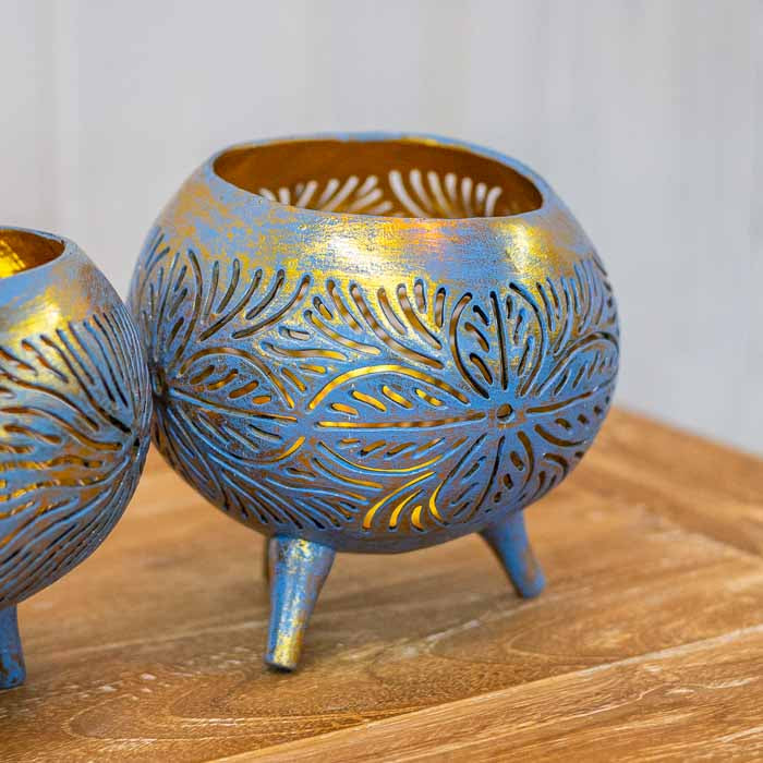 Porta-vela rústico chic com design orgânico entalhado manualmente na Indonésia.