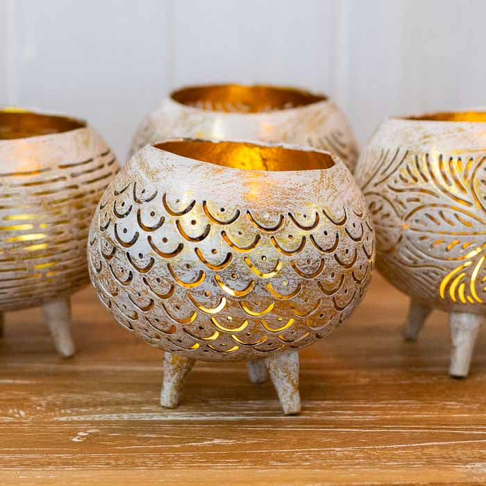 Peça exclusiva importada de Bali: lanterna de coco natural para home decor aconchegante.