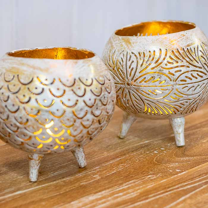 Detalhe da textura fibrosa e dos desenhos vazados em porta-vela de coco indonésio.