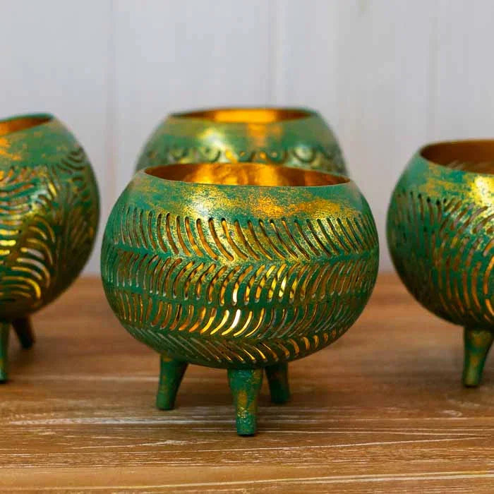 Trabalho manual da Indonésia: casca de coco reaproveitada como suporte para velas.