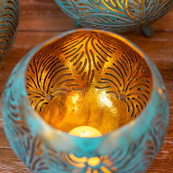 Porta-vela de coco natural com design elevado, destacando a fusão entre elementos da flora de Bali e o trabalho manual.