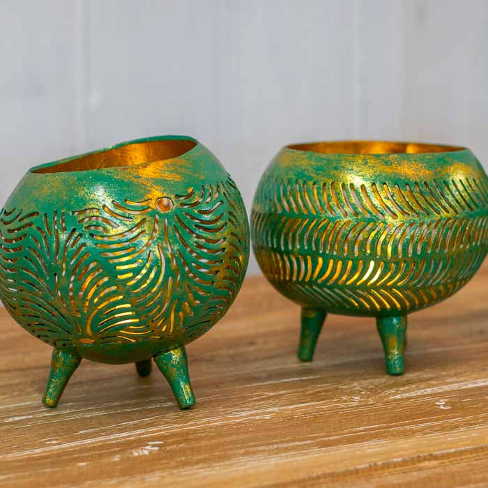 Lanterna artesanal em fibra natural de coco evidenciando a cor e os veios da matéria-prima.