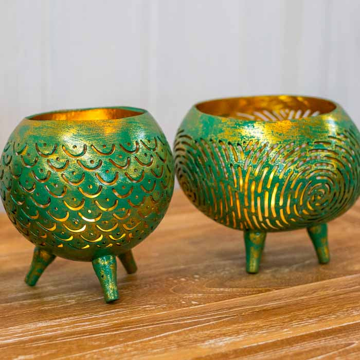 Objeto decorativo étnico de Bali com design circular e estrutura elevada em madeira.