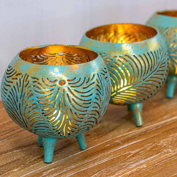 Lanterna artesanal em coco para velas rechaud, perfeita para criar um cenário de luz intimista e acolhedor.