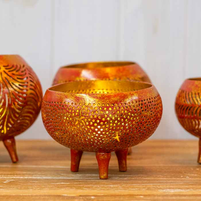 Porta-vela sustentável de Bali que projeta sombras artísticas em superfícies próximas.