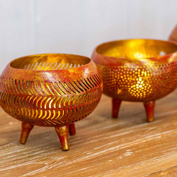 Vista de perfil de porta-vela artesanal destacando a curvatura natural da casca do coco.