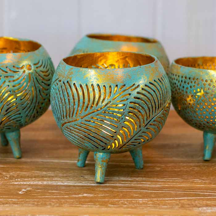 Peça de iluminação decorativa da Arte e Sintonia em coco entalhado por mestres artesãos.