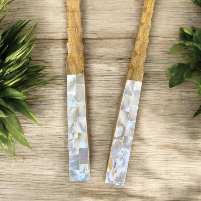 Jogo de talheres artesanais para servir, feito em madeira teca com detalhes em madrepérola, produzido à mão em Bali.