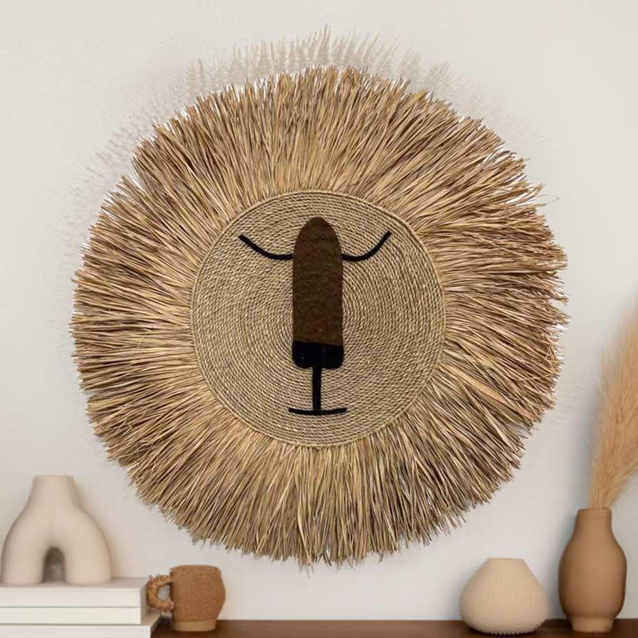 Enfeite artesanal de leão com corda central e franja de palha