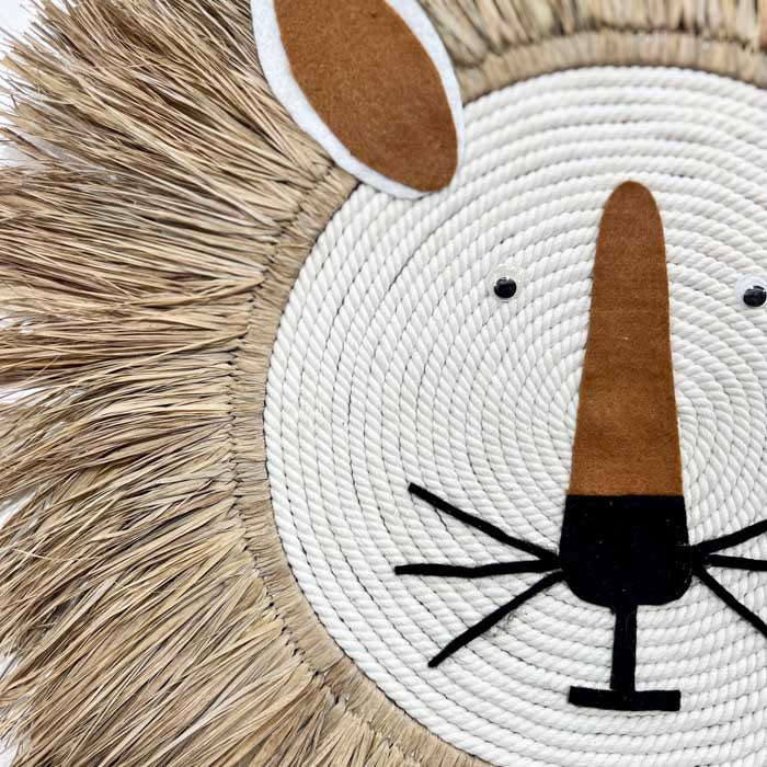 Peça artesanal de parede em forma de gato feita com fibra de jacinto-d’água, trançada manualmente em Bali.