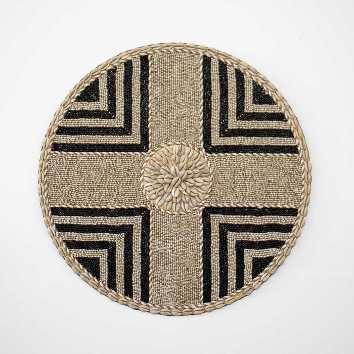 Mandala artesanal feita em Bali com conchas naturais aplicadas sobre base rígida, com acabamento refinado