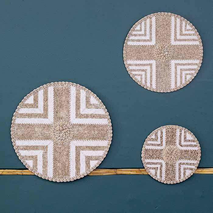 Arte balinesa feita à mão com conchas brancas, trazendo equilíbrio visual e valor cultural à casa.