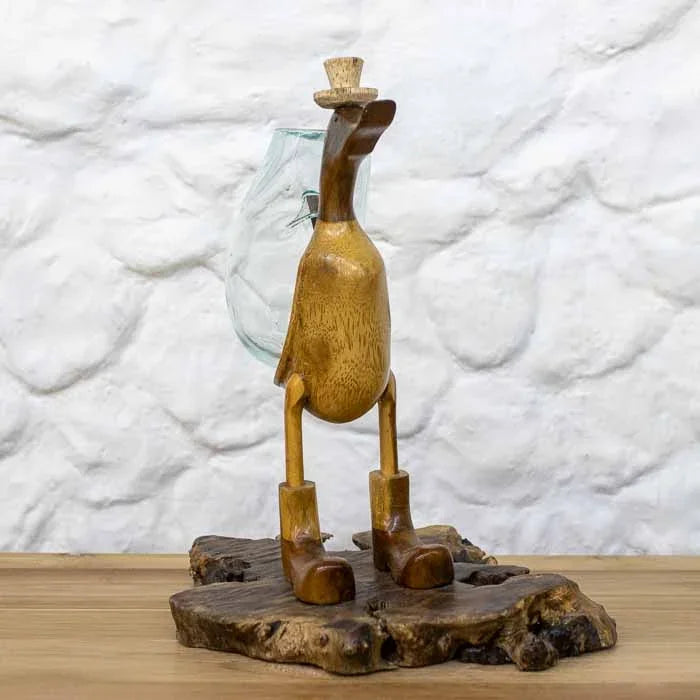 Estátua artesanal decorativa de pato feito em fibra de bambu natural com pequeno terrário em vidro nas costas.