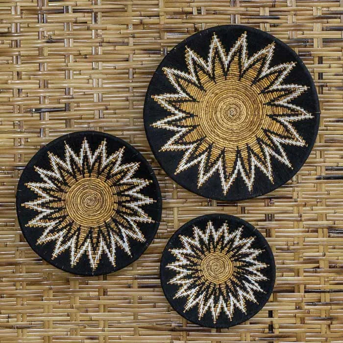Cestaria de parede feita em Bali com fibras naturais escuras — uma peça que une tradição e impacto visual.
