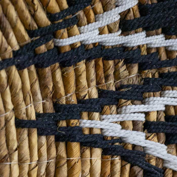 Objeto decorativo com acabamento preto, ideal para criar contrastes elegantes e composições boho.