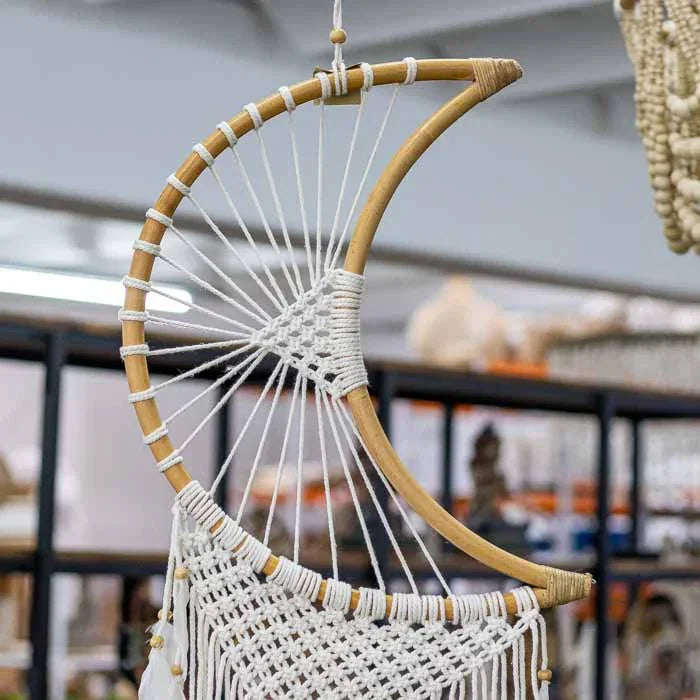 Dream Catcher em formato de lua crescente feito à mão em macramê.