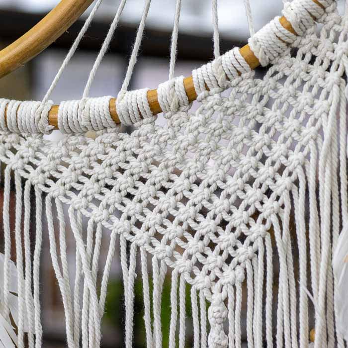 Filtro dos sonhos artesanal com penas em estilo boho Bali.