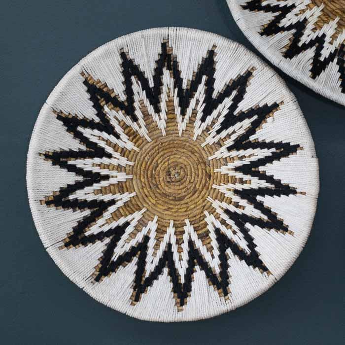 Arte balinesa em formato circular com visual solar — perfeita para ambientes com estilo natural.