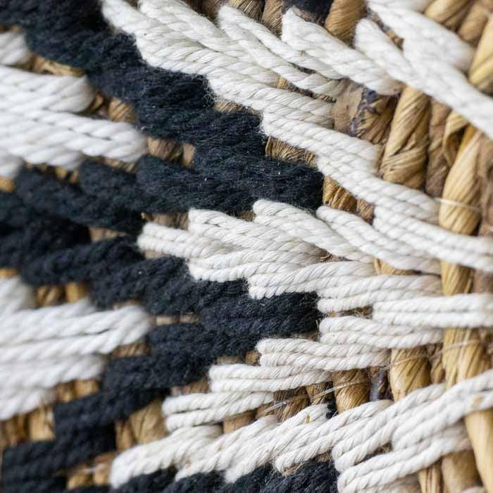 Composição de parede em fibra natural da Indonésia, com textura delicada e acabamento orgânico.