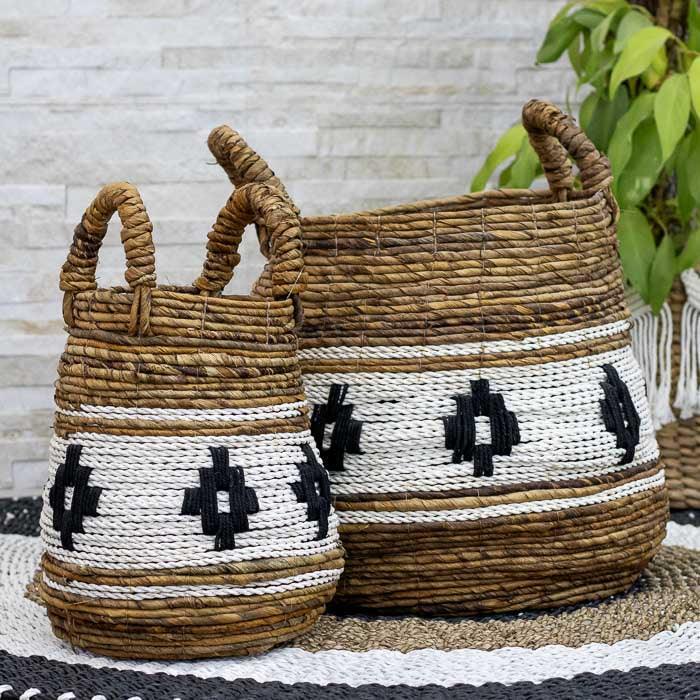 Cesta artesanal feita à mão em fibra natural, trançada por artesãos em Bali.