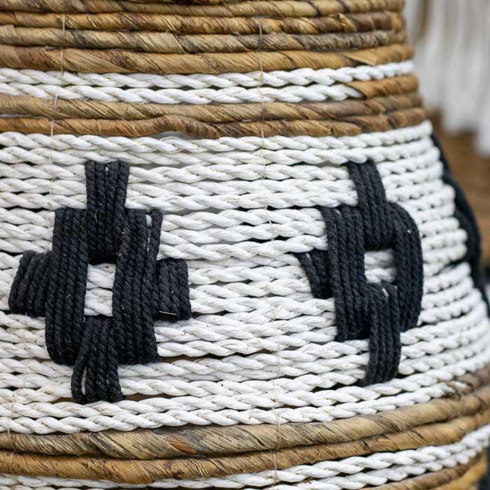 Cesta em estilo boho com textura vegetal, ideal para composições tropicais.