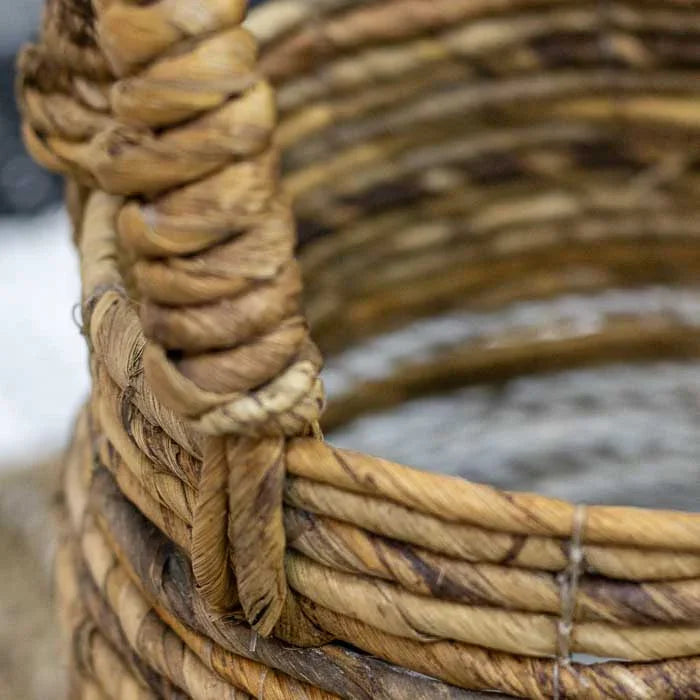 Arte em fibra natural trançada manualmente, unindo tradição e praticidade.