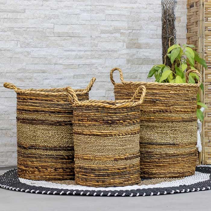 Cestaria feita em Bali com fibras naturais trançadas à mão, combinando tradição artesanal e elegância rústica.