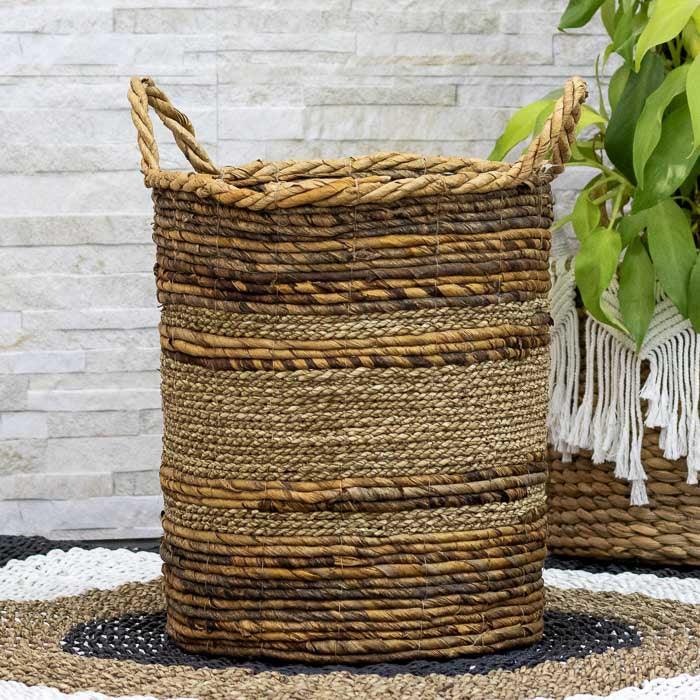 Arte em fibra feita à mão na Indonésia — uma peça que une história e design natural.