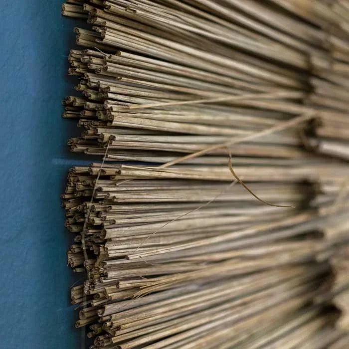 Espelho balinês com materiais naturais, ideal para destacar salas, quartos ou halls.