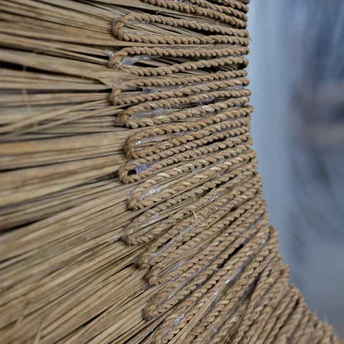 Espelho feito em Bali com borda de fibra natural, ideal para decorações étnicas e serenas.