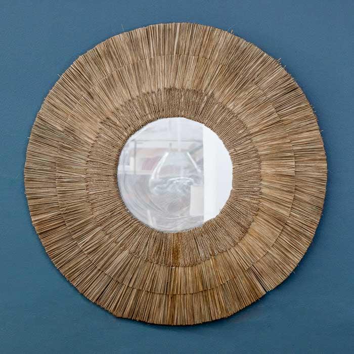 Espelho decorativo de parede com moldura em fibras naturais, feito à mão em Bali.