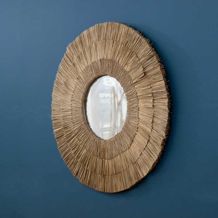 Moldura em fibra vegetal com design leve e boho, perfeita para compor ambientes tropicais.