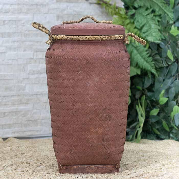 Cesto artesanal com tampa feito em bambu e corda natural, produzido à mão em Bali na tonalidade marrom.