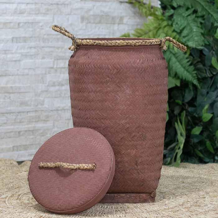 Cestaria funcional com acabamento em corda, ideal para decorar e organizar com estilo rústico e boho.