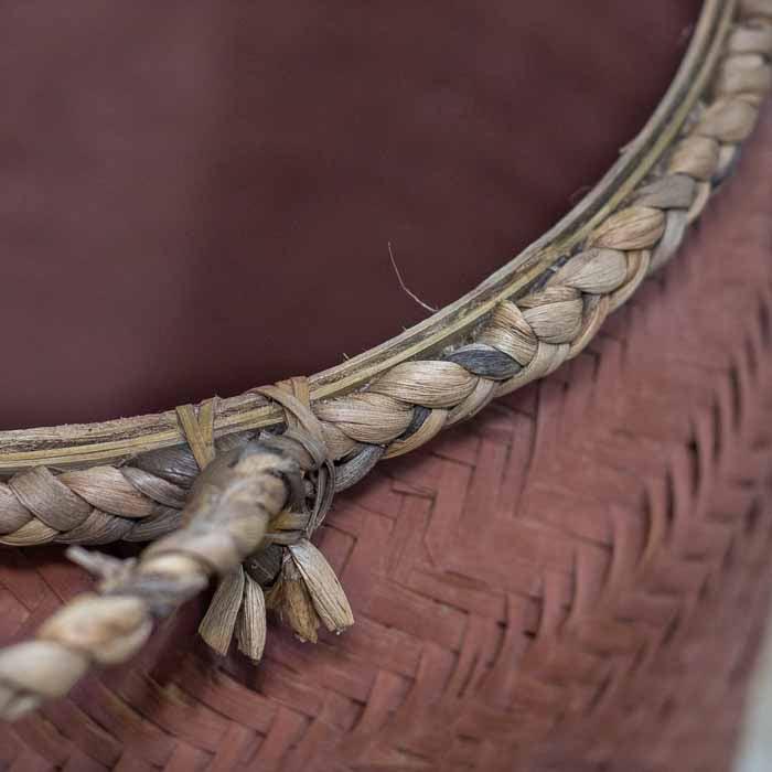 Artesanato da Indonésia em bambu com corda, unindo tradição, praticidade e sofisticação discreta.