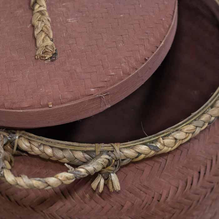 Cestaria balinesa com tampa, trançada manualmente e com acabamento decorativo em corda.