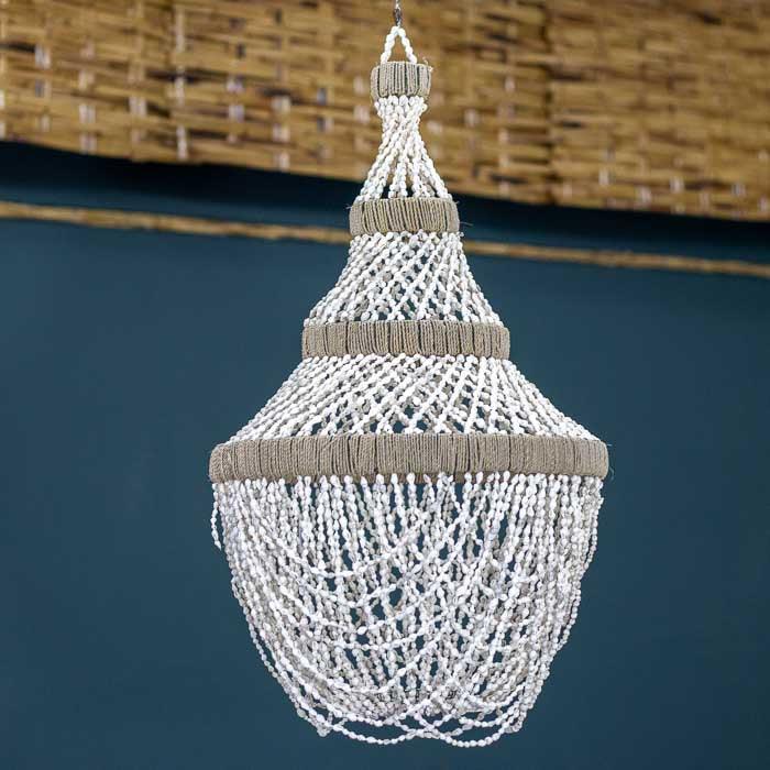 Lustre decorativo feito com conchas naturais sobrepostas, produzido artesanalmente em Bali.