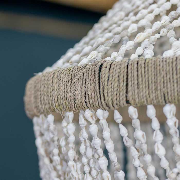 Objeto suspenso com estilo boho, ideal para destacar ambientes com textura e movimento.