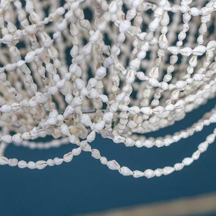 Escultura de teto balinesa feita à mão com elementos naturais e visual orgânico.