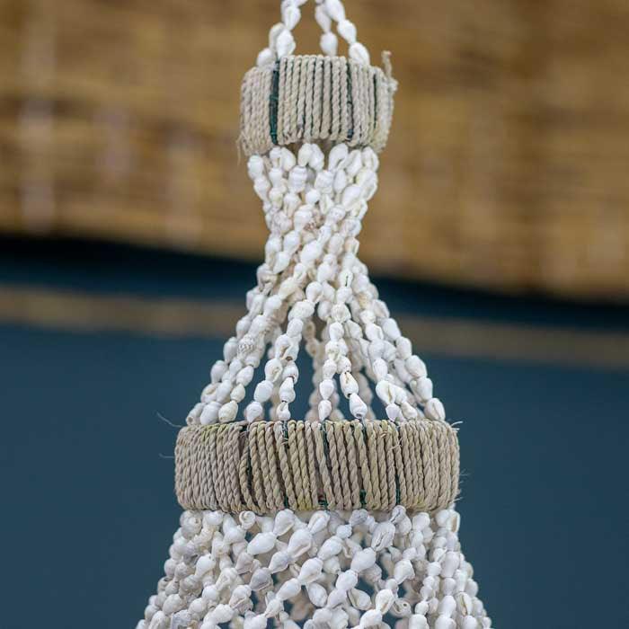 Arte suspensa sem iluminação funcional, perfeita para composições tropicais e étnicas.