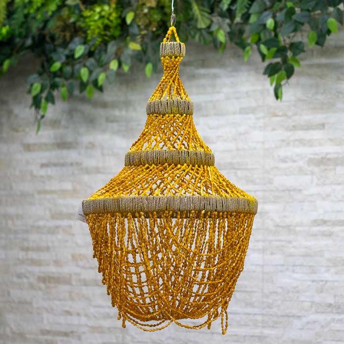 Objeto artístico pendente com conchas claras, perfeito para dar personalidade à casa.