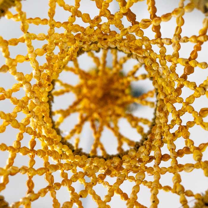 Escultura de conchas em formato suspenso, para uma decoração com alma e natureza.