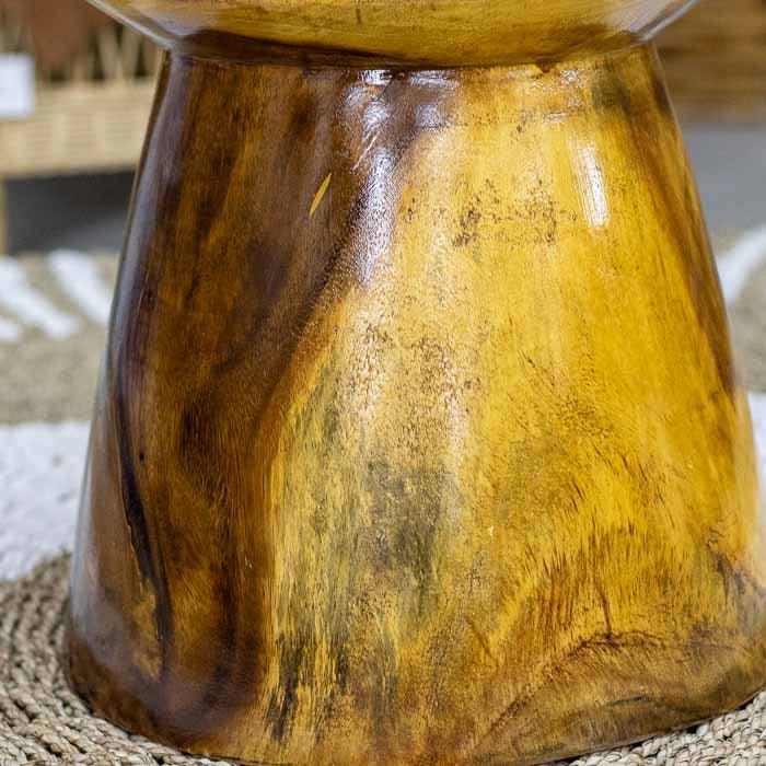 Banco de apoio artesanal com traços tribais, ideal para ambientes com estética natural.