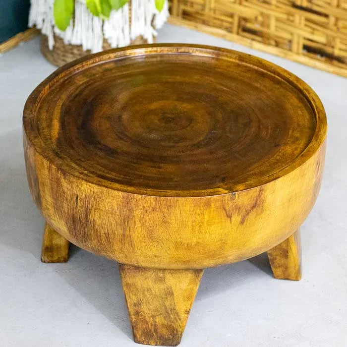 Mesa com estrutura robusta e estilo natural, ideal para salas e varandas cobertas.