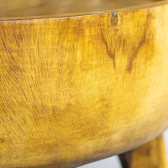 Móvel decorativo com design orgânico e acabamento rústico da Indonésia.