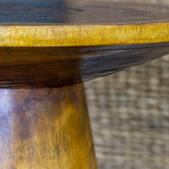 Design de centro com traços simples e sofisticados, esculpido em madeira sustentável.