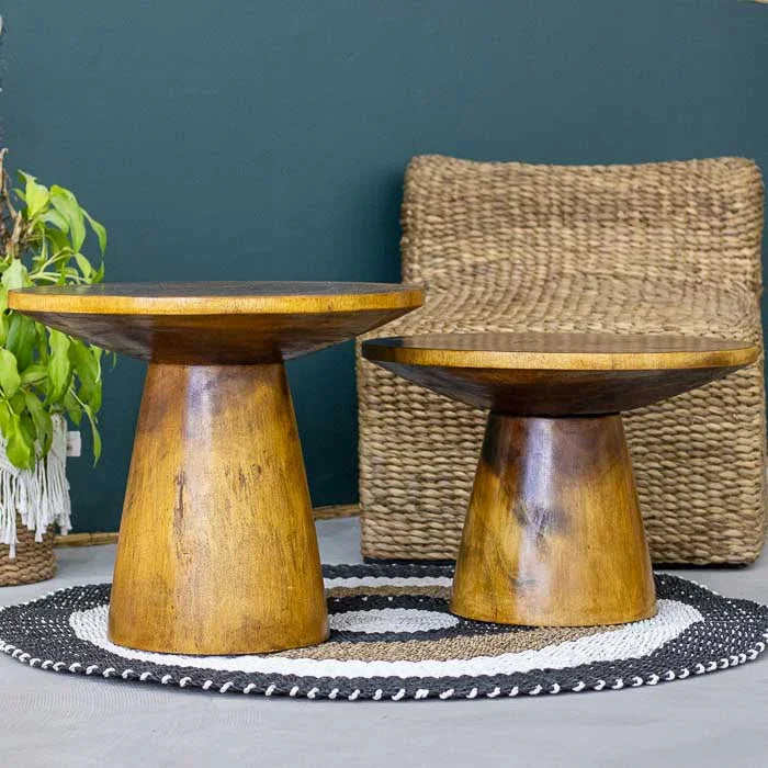 Mesa artesanal da Indonésia que une funcionalidade, beleza orgânica e autenticidade cultural.