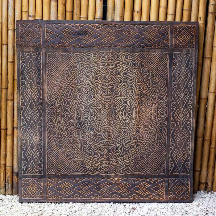 Painel de parede talhado em madeira com acabamento terracota feito em Bali.