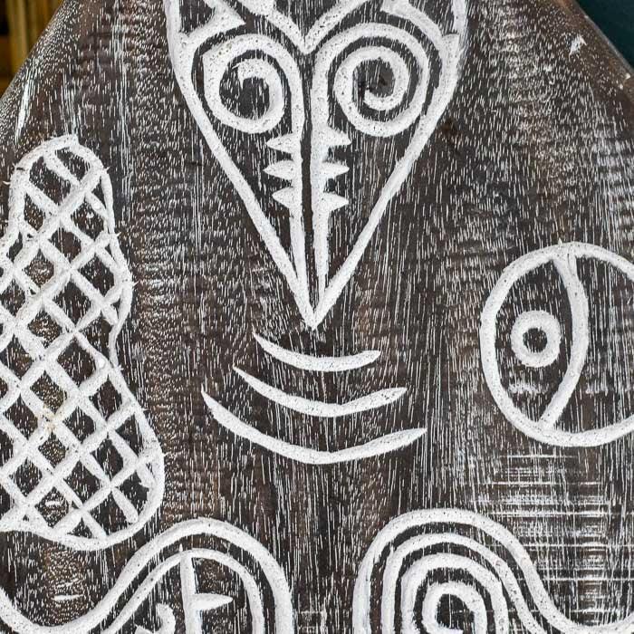 Objeto decorativo com design de peixe esculpido, perfeito para decorações com alma ancestral.