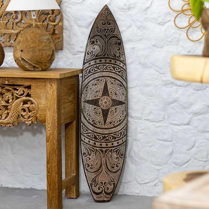 Arte decorativa timorense feita à mão em madeira com entalhes geométricos e acabamento rústico, ideal para compor espaços com estilo étnico e natural.